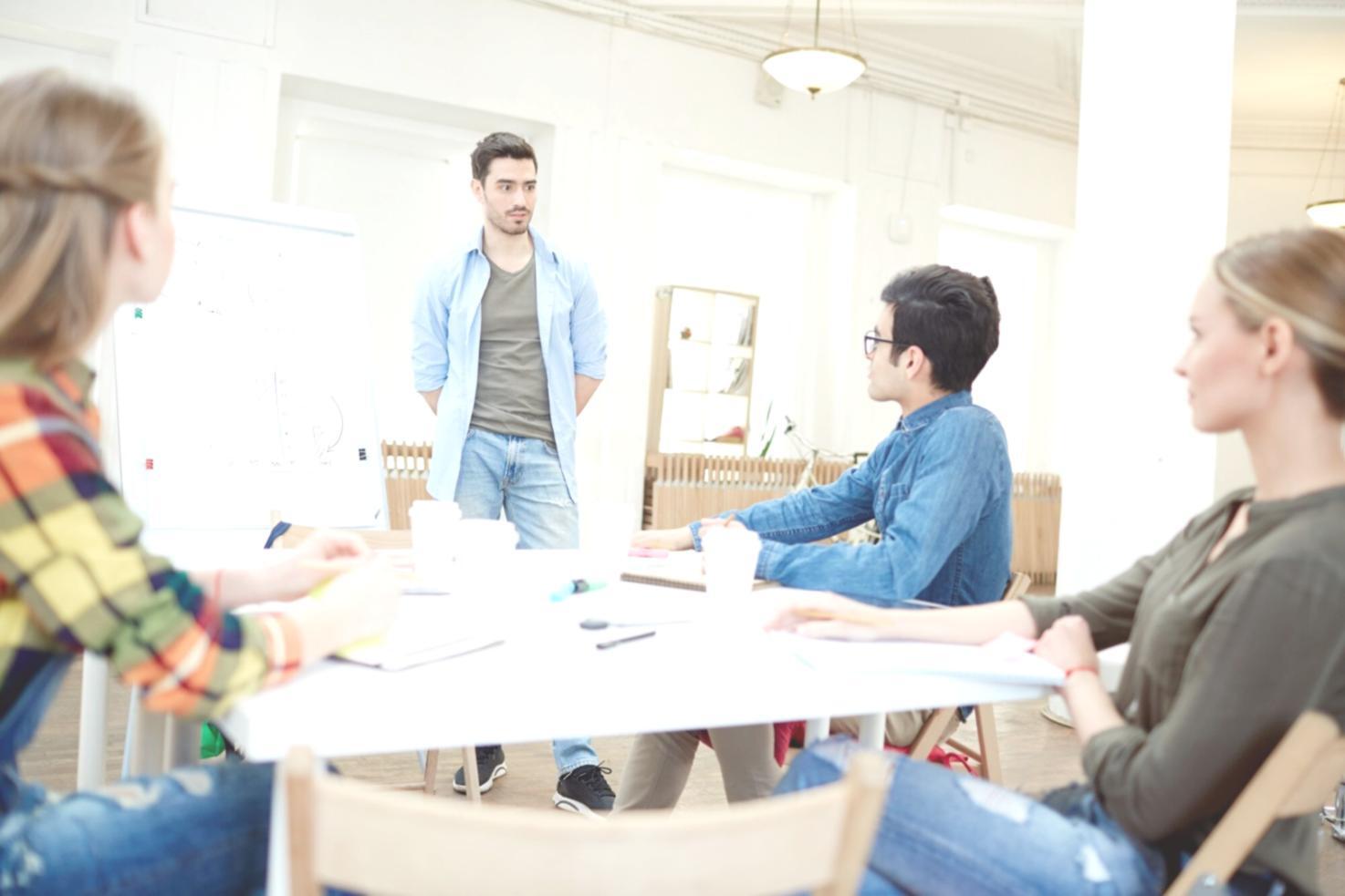 Familia revisando presupuesto doméstico en mesa de cocina